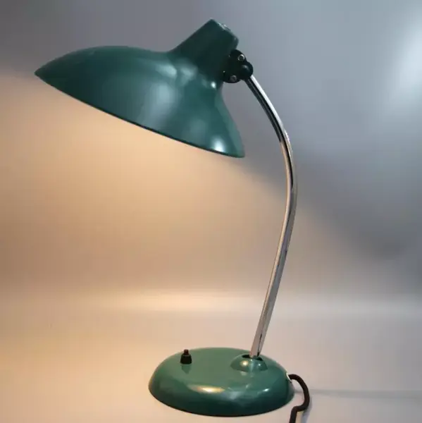 Kaiser Idell 6786 Hexenhut Tischlampe in Grün von Christian Dell. Restauriertes Vintage-Original der 1950er mit markanter Mid-Century-Form und Patina.