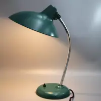 Kaiser Idell 6786 Hexenhut Tischlampe in Grün von Christian Dell. Restauriertes Vintage-Original der 1950er mit markanter Mid-Century-Form und Patina.