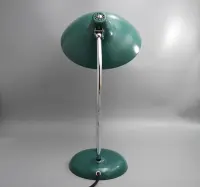 Kaiser Idell 6786 Hexenhut Tischlampe in Grün von Christian Dell. Restauriertes Vintage-Original der 1950er mit markanter Mid-Century-Form und Patina.