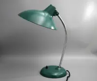 Kaiser Idell 6786 Hexenhut Tischlampe in Grün von Christian Dell. Restauriertes Vintage-Original der 1950er mit markanter Mid-Century-Form und Patina.