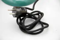 Kaiser Idell 6786 Hexenhut Tischlampe in Grün von Christian Dell. Restauriertes Vintage-Original der 1950er mit markanter Mid-Century-Form und Patina.