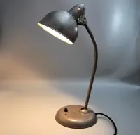 Kaiser Idell 6556 Tischleuchte, perlsandgestrahlt und klar lackiert, mit Prägung. Restauriertes Vintage-Original von Christian Dell für Sammler in Köln.