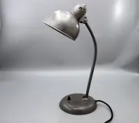 Kaiser Idell 6556 Tischleuchte, perlsandgestrahlt und klar lackiert, mit Prägung. Restauriertes Vintage-Original von Christian Dell für Sammler in Köln.