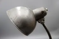 Kaiser Idell 6556 Tischleuchte, perlsandgestrahlt und klar lackiert, mit Prägung. Restauriertes Vintage-Original von Christian Dell für Sammler in Köln.
