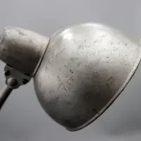 Kaiser Idell 6556 Tischleuchte, perlsandgestrahlt und klar lackiert, mit Prägung. Restauriertes Vintage-Original von Christian Dell für Sammler in Köln.