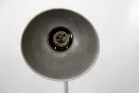 Kaiser Idell 6556 Tischleuchte, perlsandgestrahlt und klar lackiert, mit Prägung. Restauriertes Vintage-Original von Christian Dell für Sammler in Köln.