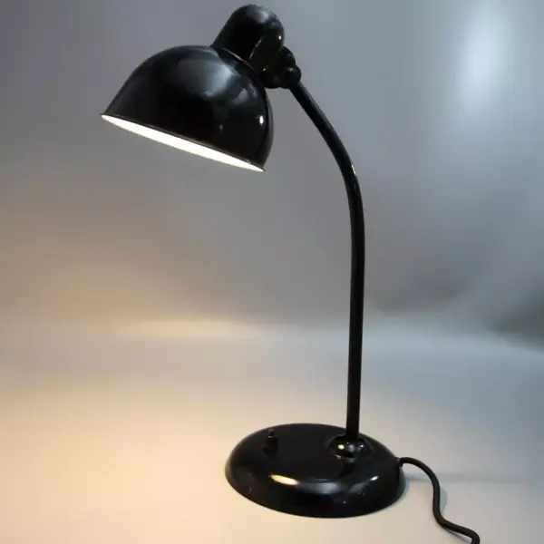 Kaiser Idell 6556 Tischleuchte in Schwarz mit Original-Prägung. Restaurierter Bauhaus-Klassiker von Christian Dell mit authentischem Vintage-Charakter.