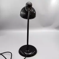 Kaiser Idell 6556 Tischleuchte in Schwarz mit Original-Prägung. Restaurierter Bauhaus-Klassiker von Christian Dell mit authentischem Vintage-Charakter.