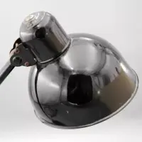 Kaiser Idell 6556 Tischleuchte in Schwarz mit Original-Prägung. Restaurierter Bauhaus-Klassiker von Christian Dell mit authentischem Vintage-Charakter.