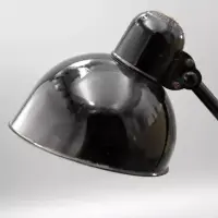 Kaiser Idell 6556 Tischleuchte in Schwarz mit Original-Prägung. Restaurierter Bauhaus-Klassiker von Christian Dell mit authentischem Vintage-Charakter.