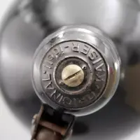 Kaiser Idell 6556 Tischleuchte in Schwarz mit Original-Prägung. Restaurierter Bauhaus-Klassiker von Christian Dell mit authentischem Vintage-Charakter.