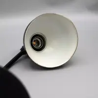Kaiser Idell 6556 Tischleuchte in Schwarz mit Original-Prägung. Restaurierter Bauhaus-Klassiker von Christian Dell mit authentischem Vintage-Charakter.