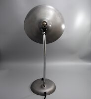 Kaiser Idell 6786 Hexenhut Tischleuchte, perlsandgestrahlt und klar lackiert. Restauriertes Vintage-Original der 1950er mit markanter Form und Charakter.
