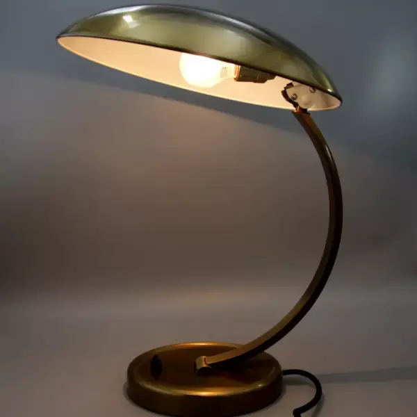 Kaiser Idell 6751 Tischleuchte aus Messing mit authentischer Patina. Restauriertes Vintage-Original der 1950er mit elegantem Mid-Century-Design und Charme.
