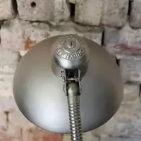 Kaiser Idell 6561 Super Tischlampe mit Schwanenhals und vernickelter Metalloberfläche. Restauriertes Vintage-Original mit markanter Formgebung und Patina.