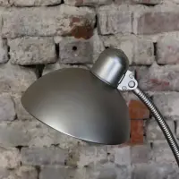 Kaiser Idell 6561 Super Tischlampe mit Schwanenhals und vernickelter Metalloberfläche. Restauriertes Vintage-Original mit markanter Formgebung und Patina.