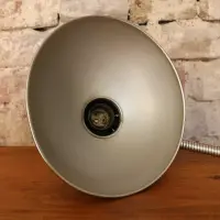 Kaiser Idell 6561 Super Tischlampe mit Schwanenhals und vernickelter Metalloberfläche. Restauriertes Vintage-Original mit markanter Formgebung und Patina.