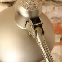 Kaiser Idell 6561 Super Tischlampe mit Schwanenhals und vernickelter Metalloberfläche. Restauriertes Vintage-Original mit markanter Formgebung und Patina.