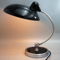 Kaiser Idell 6631 Präsident Schreibtischlampe in Schwarz mit geprägtem Dom. Restauriertes Vintage-Original aus den 1950ern mit Bauhaus-Charakter & Patina.