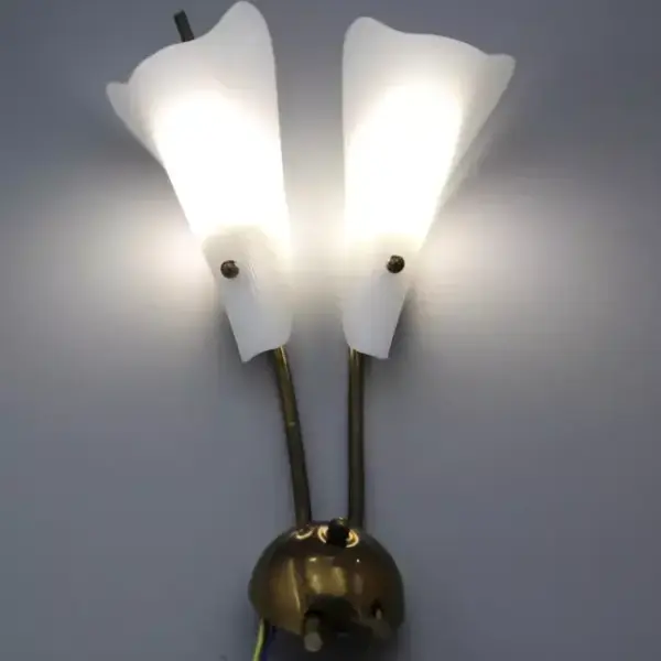 Zweiflammige Wandleuchte aus Messing und Acryl Gold Weiß 1950er Mid-Century Vintage