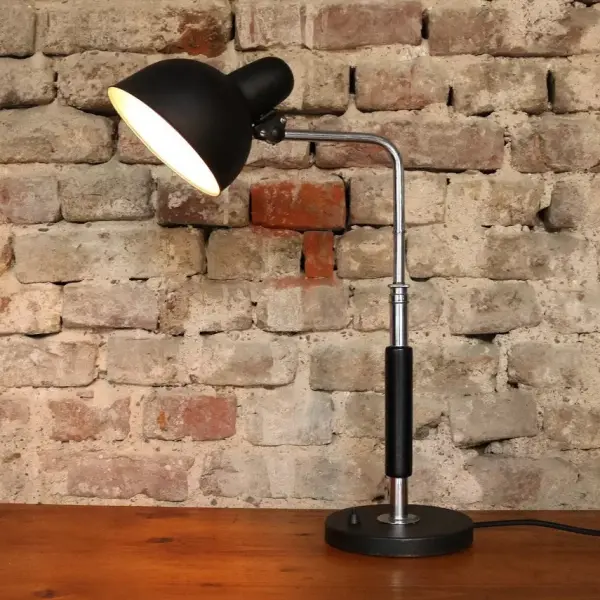 Kaiser Idell 6607 Tischleuchte in Schwarz und Chrom mit früher JDELL-Prägung. Restauriertes Bauhaus-Original von Christian Dell aus den 1930er Jahren.