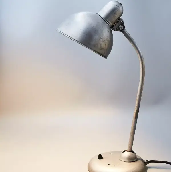 Kaiser Idell 6556 Tischlampe, perlsandgestrahlt und klar lackiert, ohne Prägung. Charaktervolles Vintage-Original von Christian Dell für Sammlerfreunde.