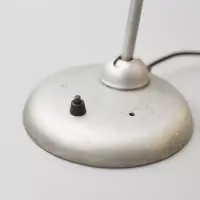 Kaiser Idell 6556 Tischlampe, perlsandgestrahlt und klar lackiert, ohne Prägung. Charaktervolles Vintage-Original von Christian Dell für Sammlerfreunde.