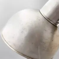 Kaiser Idell 6556 Tischlampe, perlsandgestrahlt und klar lackiert, ohne Prägung. Charaktervolles Vintage-Original von Christian Dell für Sammlerfreunde.