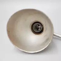 Kaiser Idell 6556 Tischlampe, perlsandgestrahlt und klar lackiert, ohne Prägung. Charaktervolles Vintage-Original von Christian Dell für Sammlerfreunde.