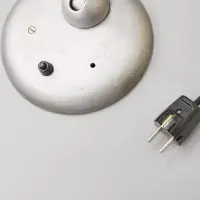Kaiser Idell 6556 Tischlampe, perlsandgestrahlt und klar lackiert, ohne Prägung. Charaktervolles Vintage-Original von Christian Dell für Sammlerfreunde.