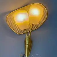 ERCO zugeschriebene zweiflammige Wandlampe Messing Acryl...