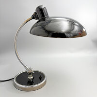 Kaiser Idell 6631 Präsident Tischleuchte in Schwarz und Chrom mit Prägung und Patina. Restauriertes Vintage-Original mit authentischem Charakter & Charme.