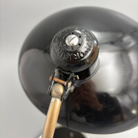 Kaiser Idell 6631 Präsident Tischleuchte in Schwarz und Chrom mit Prägung und Patina. Restauriertes Vintage-Original mit authentischem Charakter & Charme.