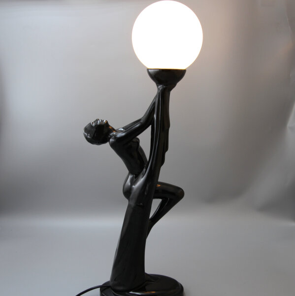 Skulpturale Tischleuchte Frauenfigur aus schwarzer Keramik mit Opalglaskugel – 1970er Vintage
