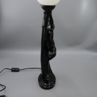 Skulpturale Tischlampe Frauenfigur aus schwarzer Keramik mit Opalglaskugel – 1970er Vintage