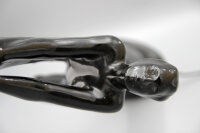 Skulpturale Tischlampe Frauenfigur aus schwarzer Keramik mit Opalglaskugel – 1970er Vintage