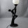 Skulpturale Tischlampe Frauenfigur aus schwarzer Keramik mit Opalglaskugel – 1970er Vintage