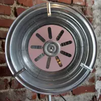 Upcycling Tisch- und Wandleuchte aus historischem Heizstrahler – Pastellrosa & Chrom – 1950er/60er Rockabilly Vintage