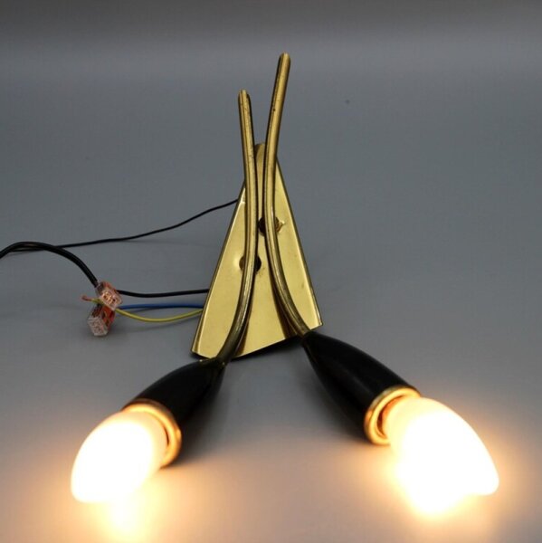 Zweiflammige Wandlampe aus Messing und schwarzem Kunststoff 1950er  Mid-Century Stil Novo  Vintage