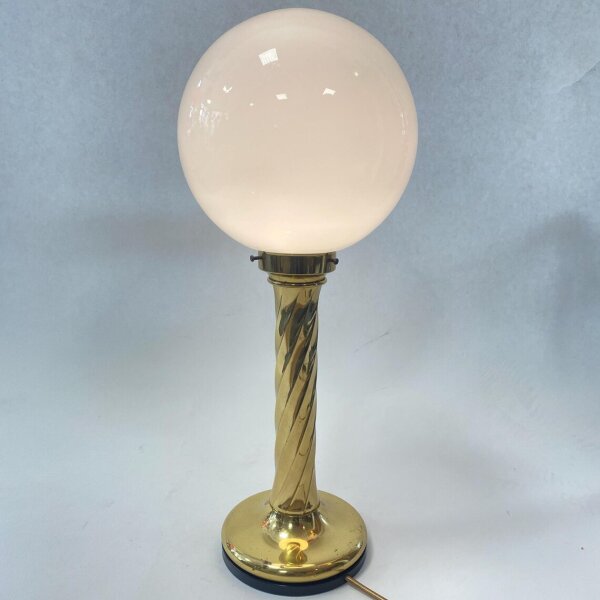 Kugel-Tischleuchte aus Messing mit Opalglas – 1970er Hollywood Regency Vintage