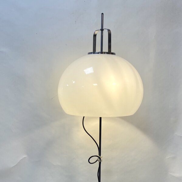 Guzzini Stehleuchte mit großem Opalschirm – Chrom – 1970er Space Age Vintage