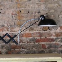 HELO Upcycling Scheren-Tischleuchte mit historischem Telefonarm – Industrial Vintage