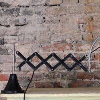 HELO Upcycling Scheren-Tischleuchte mit historischem Telefonarm – Industrial Vintage
