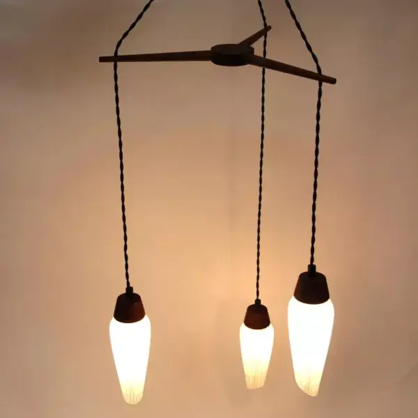 3-flammige Kaskaden-Hängeleuchte aus Opalglas & Holz – 1960er – skandinavisches Design – Vintage