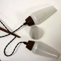 3-flammige Kaskaden-Hängeleuchte aus Opalglas & Holz – 1960er – skandinavisches Design – Vintage