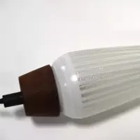 3-flammige Kaskaden-Hängeleuchte aus Opalglas & Holz – 1960er – skandinavisches Design – Vintage