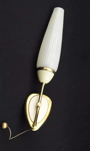 Messing Wandleuchte mit geriffeltem Opalglas – 1950er Mid-Century Vintage