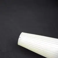 Messing Wandleuchte mit geriffeltem Opalglas – 1950er Mid-Century Vintage
