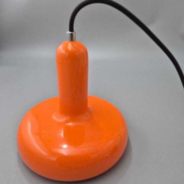 Orange Pendelleuchte im Scandi Style – E27 Metallfassung – Ø 20 cm