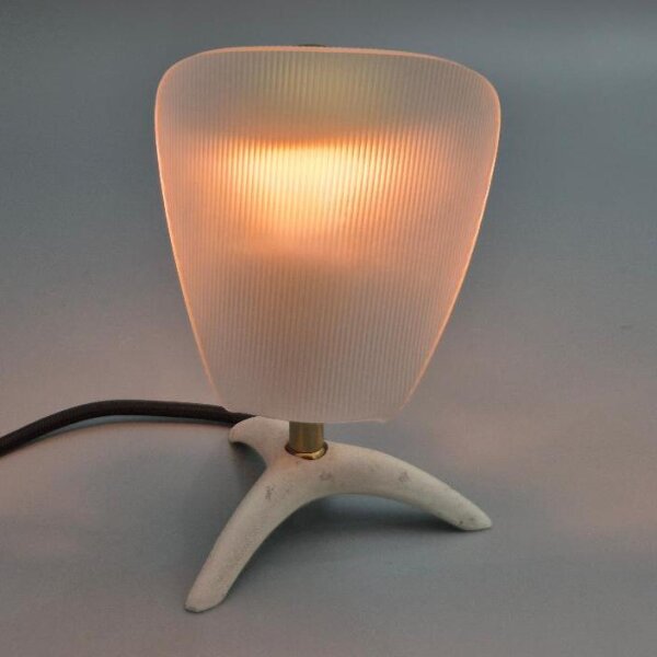 Kleine Tischlampe mit Dreibeinfuß & geriffeltem Acrylschirm